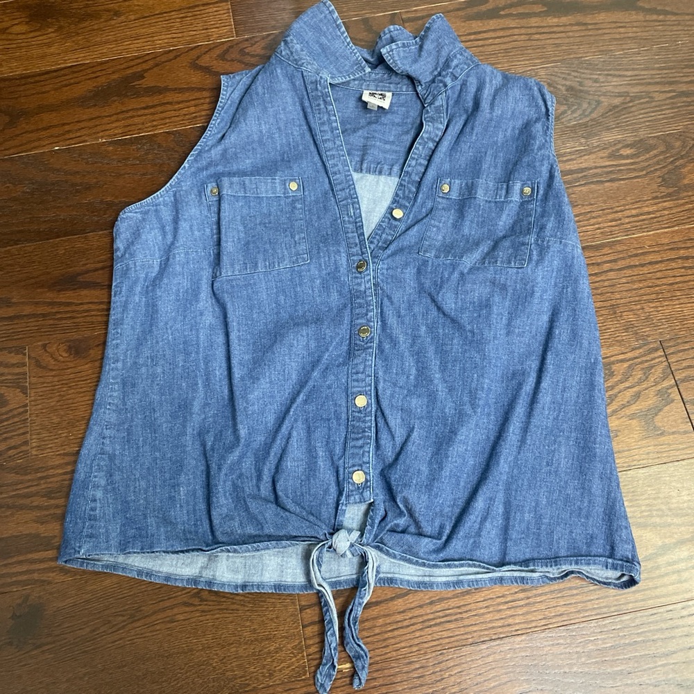 Women's Medium Anne Klein Blue Denim Vest with Tie Front 💙👕